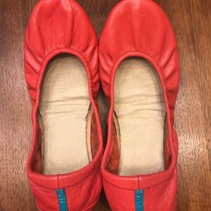 EUC Size 6 Poppy Tieks